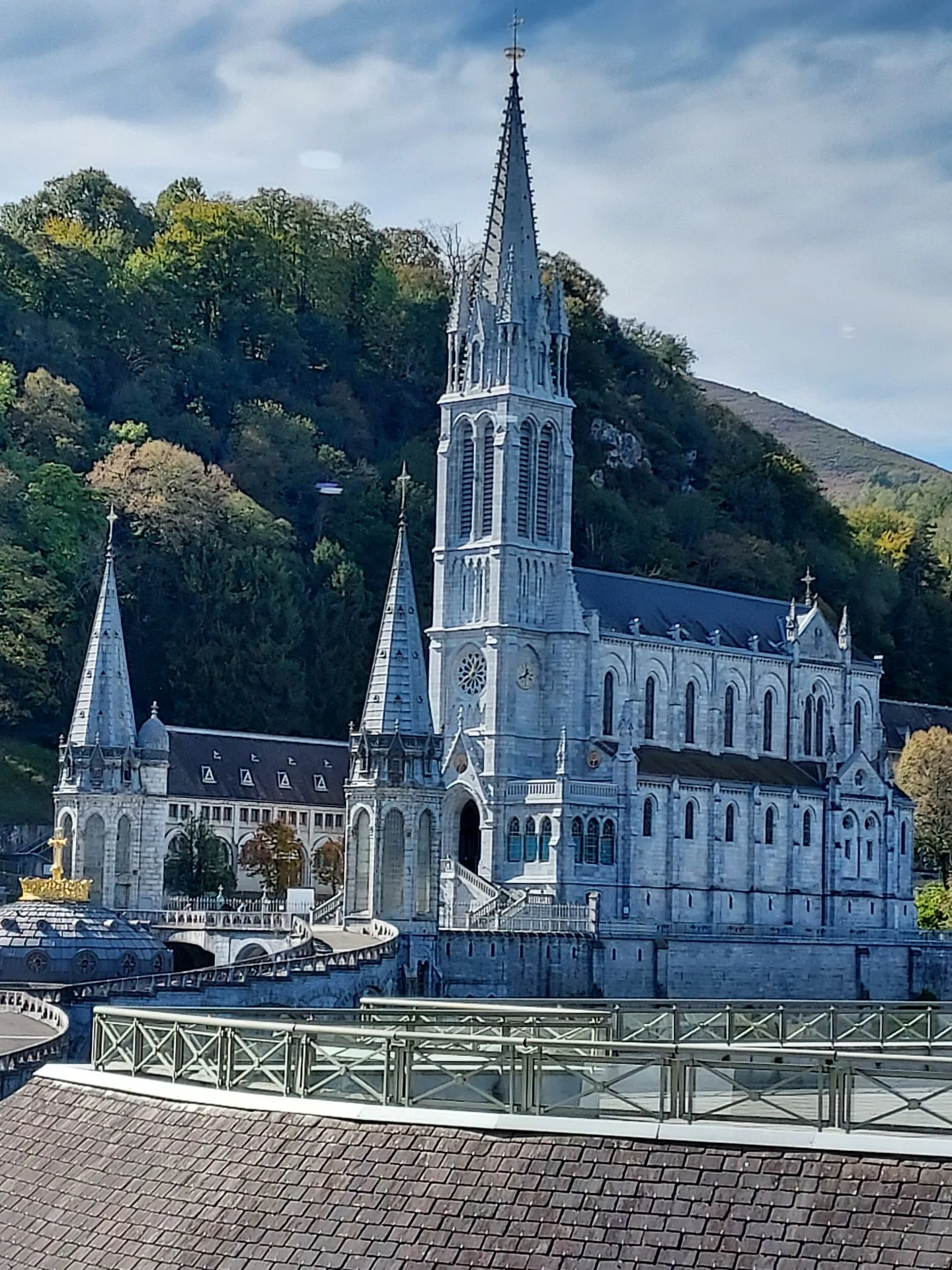 Basilique depuis l'accueil Notre Dame