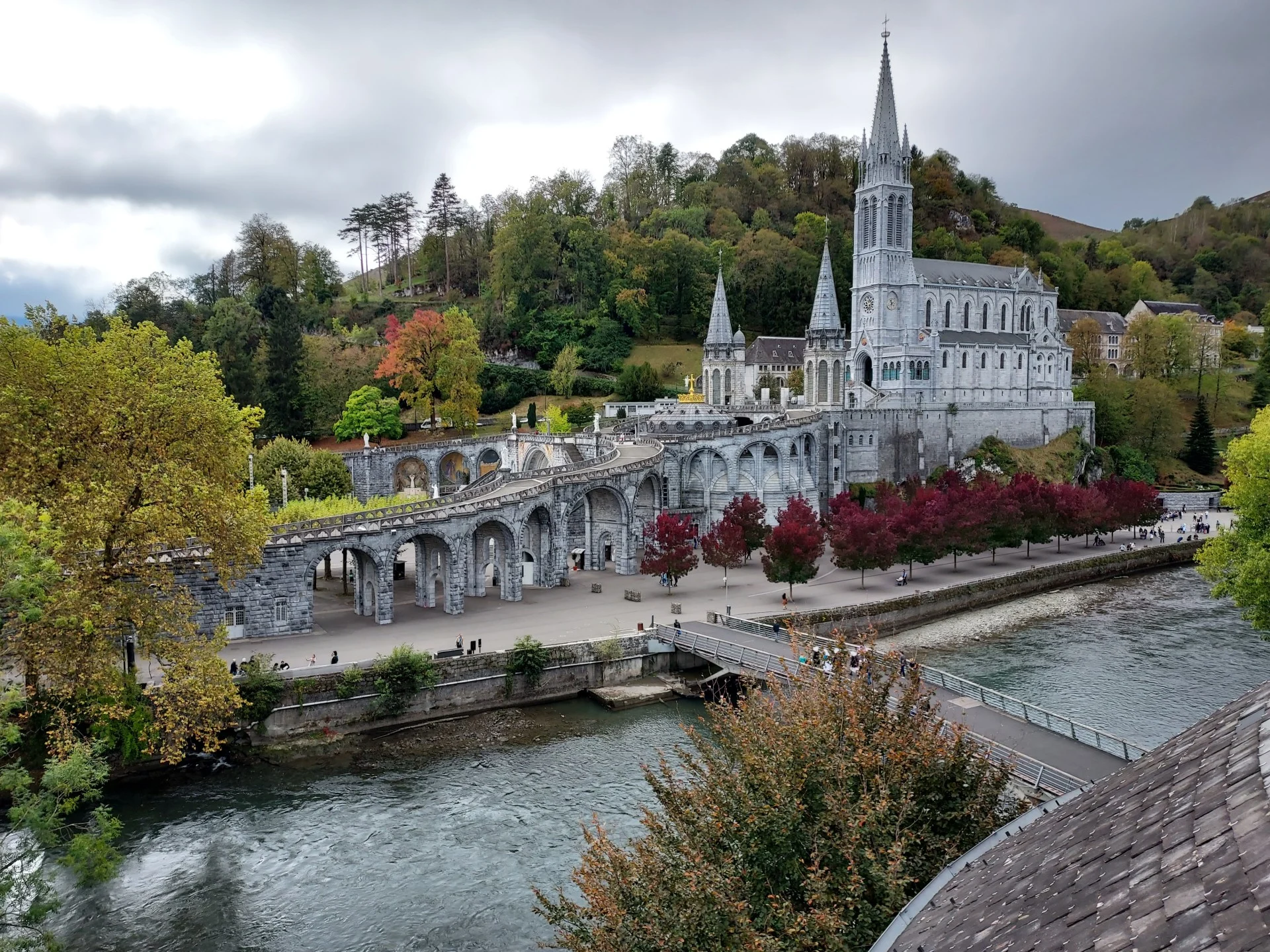 Basilique depuis accueil Notre Dame